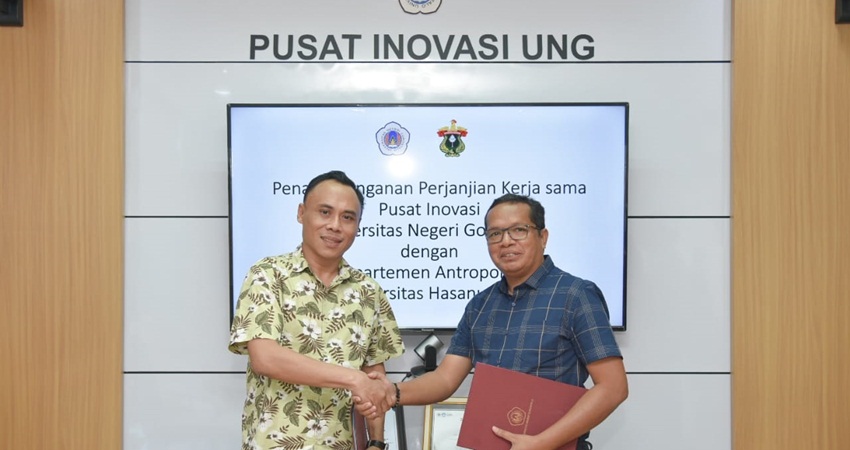Direktur PIU UNG, Dr.Funco Tanipu (kiri) bersama Ketua Departemen Antropologi Fakultas Ilmu Sosial dan Politik Universitas Hasanuddin (Unhas) Makassar Dr. Tasrifin Tahara, usai penandatanganan kerja sama, baru-baru ini. (foto : dok/ung)