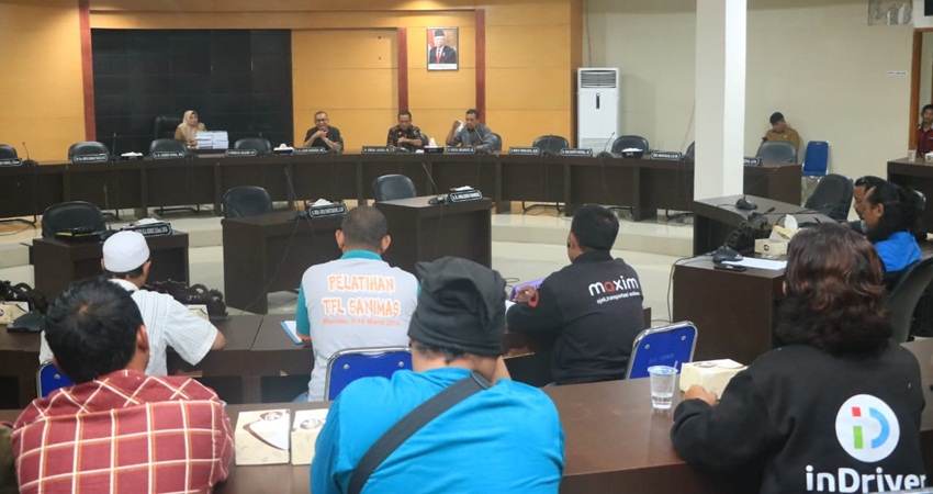 Pertemuan Komisi III Deprov Gorontalo dengan komunitas driver online, kemarin. (Humas)