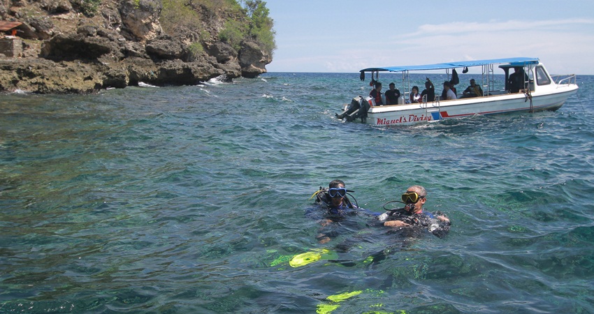 BIKIN KAGUM : Deputi Bank Indonesia, Dody Budi Waluyo (kanan) saat menikmati taman laut olele, pekan lalu. Dody kagum dengan keindahan 'the hidden paradise in sulawesi' itu. (foto : dok / bi)