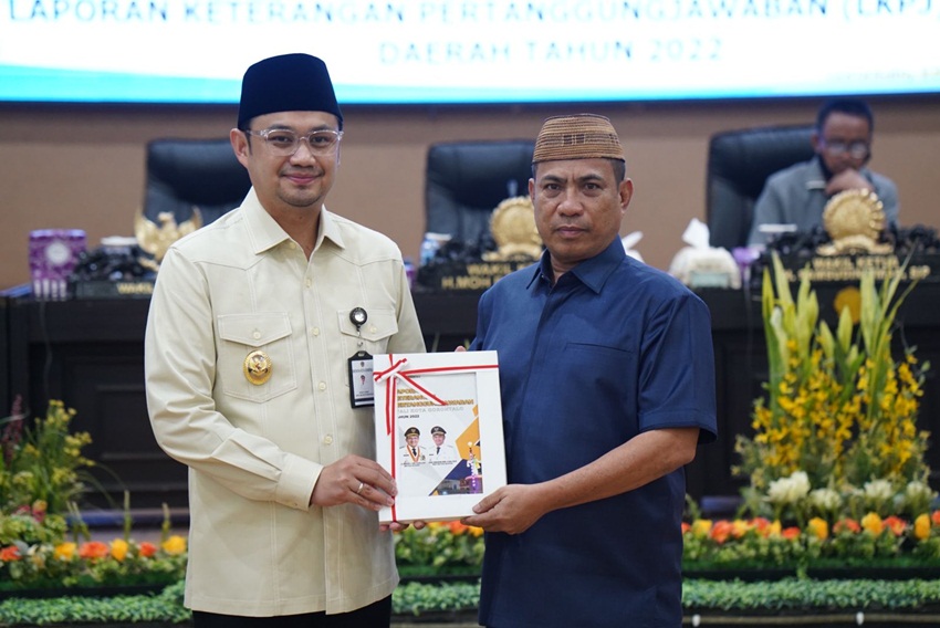 Wakil Wali Kota Gorontalo, Ryan F. Kono, ketika menyerahkan LKPJ tahun 2022 kepada Wakil Ketua DPRD Kota Gorontalo, Moh. Rifai Bukusu, Senin (13/3/2023). (Foto: Prokopim)