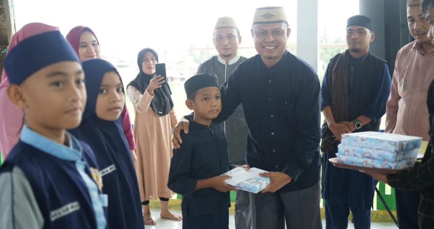 SEKRETARIS Daerah menyerahkan hadiah kepada para pemenang lomba keagamaan.