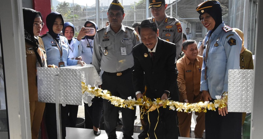 PENGGUNTINGAN Pita oleh Bupati Nelson Pomalingo menandai peresmian LPK Lapian Go.