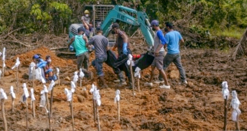 Sejumlah petugas pemakaman mengangkat kantong berisi jenazah korban tanah longsor untuk dimakamkan di Kecamatan Serasan, Kabupaten Natuna, Kepulauan Riau, Sabtu (11/3/2023). (ANTARA FOTO/Teguh Prihatna/nym)