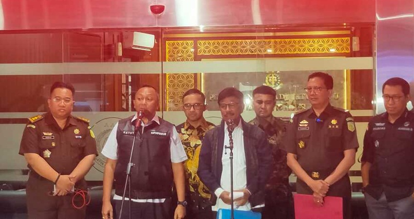 Menkominfo Menkominfo Johnny G Plate (tengah) memberikan keterangan pers usai diperiksa Kejaksaan Agung, kemarin. (foto : istimewa)