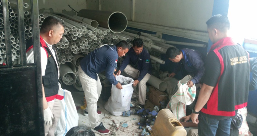 Penyidik dari Satuan Khusus Pemberantasan Korupsi Kejati Gorontalo saat melakukan penggeledahan di kantor PDAM Bonbol, Kamis (2/3). (Foto: Syamsurizal/Gorontalo Post)