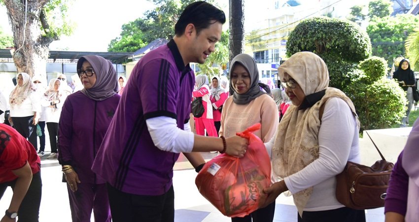 Wakil Wali Kota Gorontalo, Ryan F. Kono ketika menyerahkan bantuan bahan pokok kepada salah satu warga penerima. Bantuan diserahkan pada kegiatan pencanangan HKG PKK, Jumat (10/3/2023). (Foto: Prokopim)