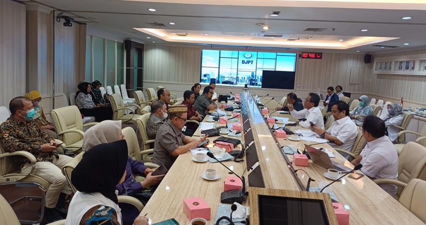 Pertemuan Pansus LKPJ Gubernur 2023 di Kementerian Kelautan dan Perikanan (KKP) membahas pelimpahan pengelolaan PPI Tongo dan Inengo dari Pemkab Bone Bolango ke Pemerintah Provinsi, kemarin (15/3). (Humas)