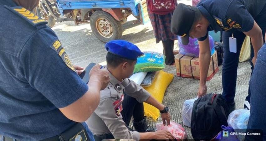 Petugas Polair Polda Gorontalo saat memeriksa sejumlah barang milik penumpang kapal di pelabuhan Gorontalo.
