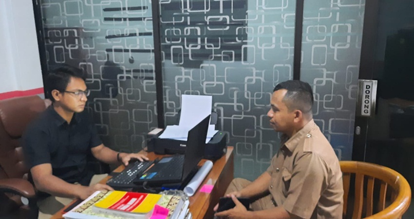 Salah seorang guru saat melaporkan kasus dugaan pencurian yang terjadi di SMA Negeri 3 Kota Gorontalo. (F. Zulkifli/ Gorontalo Post)