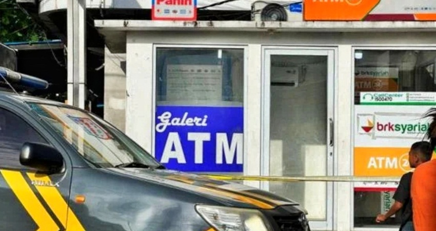 Gerai ATM Bank Panin yang menjadi lokasi perampokan bersenjata api dipasangi garis polisi. Foto: ANTARA/Annisa Firdausi