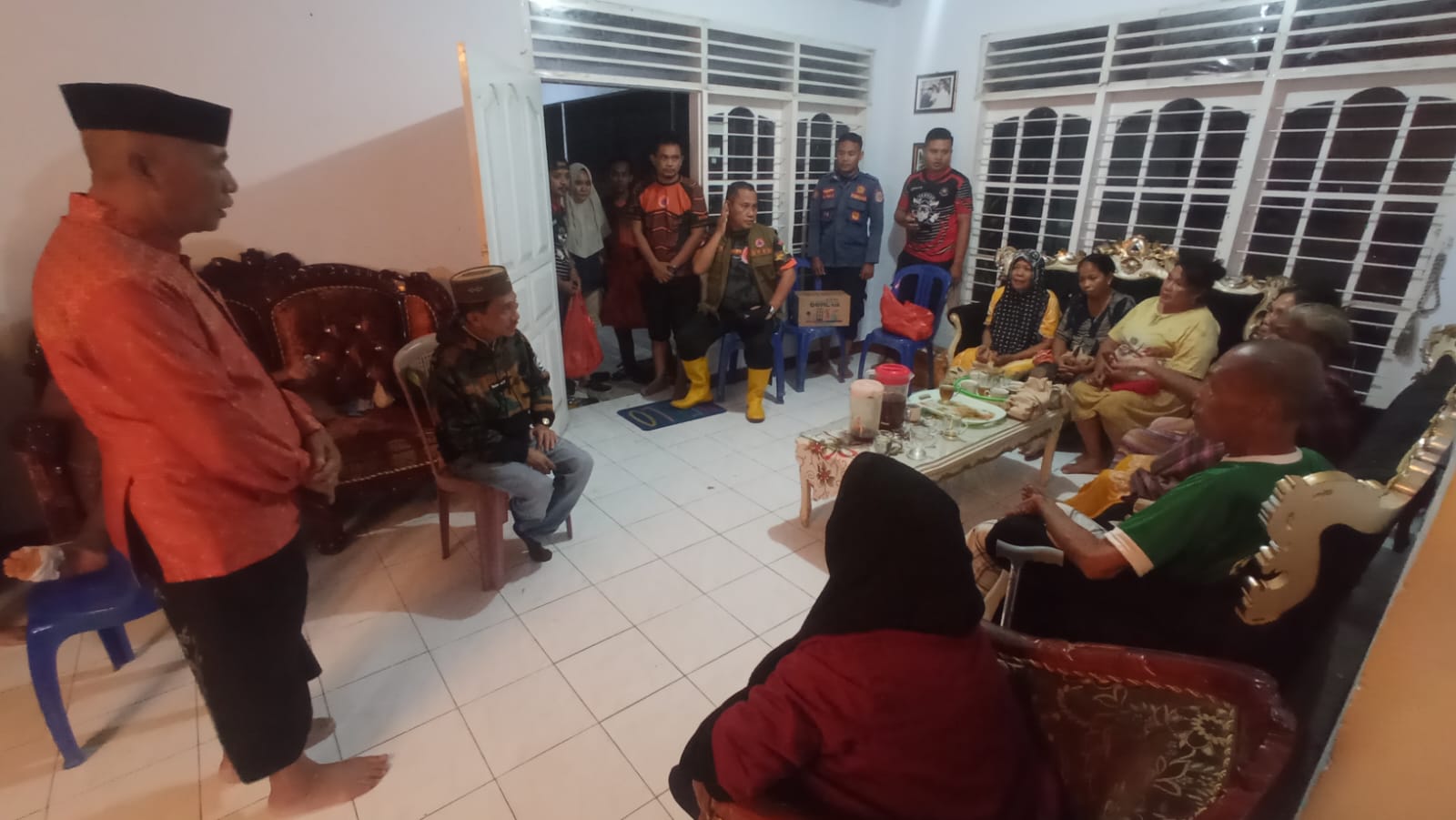 BUPATI Nelson Pomalingo saat mendatangi pos pengungsian warga Hunggaluwa.