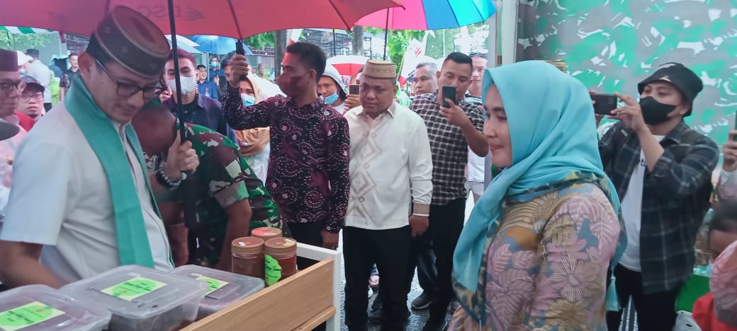 MENTERI  Pariwisata dan Ekonomi Kreatif Republik Indonesia (Menparekraf RI) Sandiaga Salahuddin Uno saat melihat dagangan para peserta Ramadan Fair 2023.