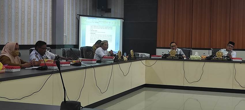 Komisi C DPRD Kota Gorontalo Irwan Hunawa pimpin RDP bersama OPD mitra Komisi C terkait evaluasi kinerja dan peningkatan PAD Kota Gorontalo. (Foto: Istimewa).