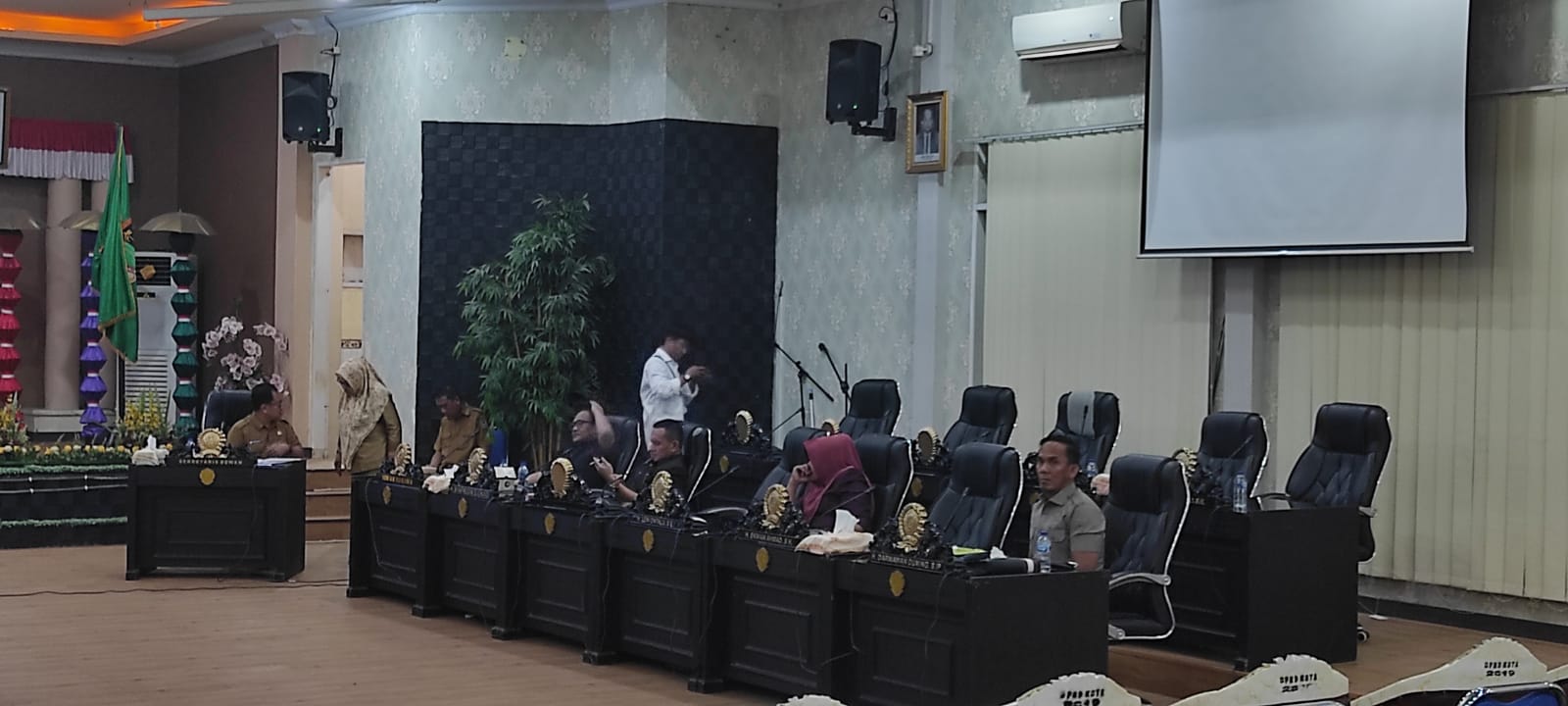 Rapat paripurna internal DPRD Kota Gorontalo tentang pembacaan sekaligus penetapan pokok-pokok pikiran DPRD Kota Gorontalo, berlangsung di Aula I Kantor DPRD Kota Gorontalo, Senin (13/03/2023). (Foto:Roy/Gorontalo Post)