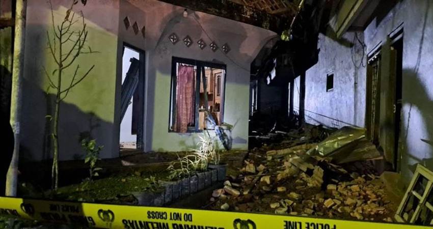 Mercon meledak di Kabupaten magelang mengakibatkan satu orang tewas dan 11 rumah rusak, Minggu (26/3/2023) malam. (Foto: MPI/Eka Setiawan/ SINDONEWS.com)