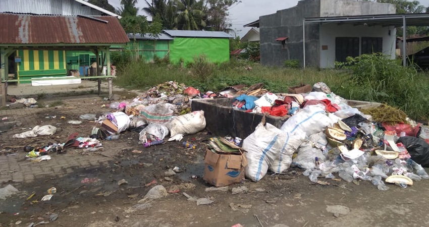 Tumpukan sampah berserakan diseputaran lokasi Pasar Sentral Limboto. Mirisinya lagi, banyak masyarakat yang kurang sadar untuk menjaga kebersihan. (F. Vinkan/ Gorontalo Post)