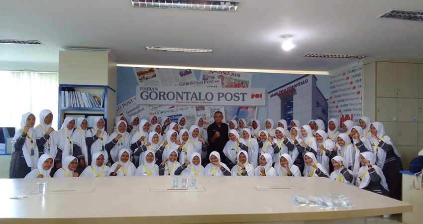 Kunjungan Capt : Santri-santri pondok pesantren moderen al istiqamah ngatabaru bersama direktur utama Gorontalo Post. (Foto: Ardiansyah/ Gorontalo Post).