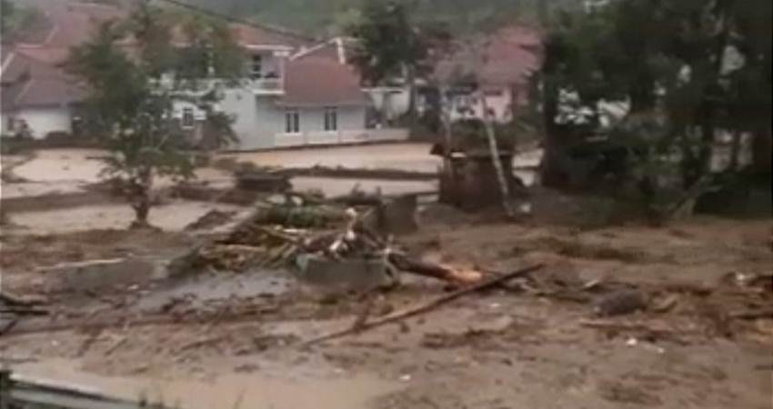 Sejumlah bangunan rumah terendam air dan lumpur dari luapan Sungai Cilimus Desa Jamberama Kecamatan Selajambe. Foto: Twitter @kuninganreligi