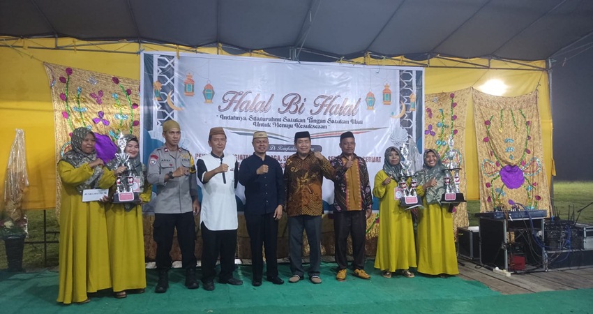 POSE Bersama Sekda Roni Sampir saat hadiri penutupan perayaan HUT Desa Sidomukti.