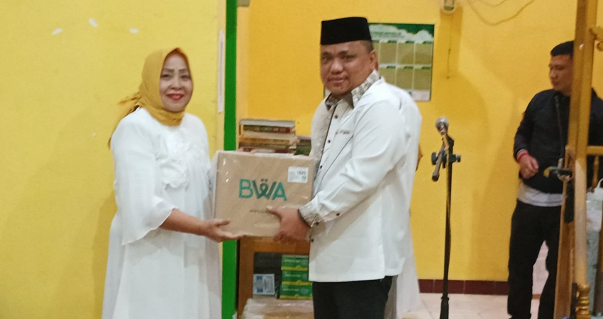 PENYERAHAN bantuan oleh Wabup Hendra S Hemeto pada acara halal bi halal di Dunggala