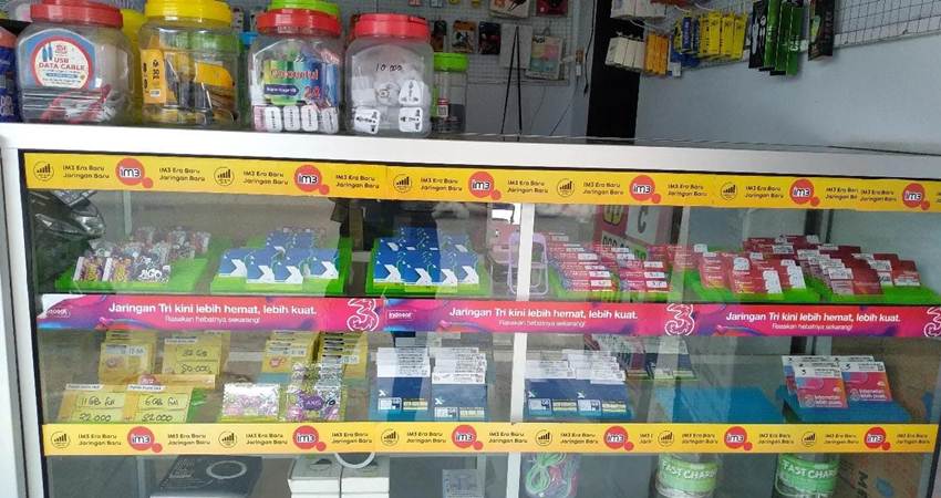 Bernagai macam SIM Card yang dijual di salah satu konter di Kota Gorontalo. (Foto Elvira)