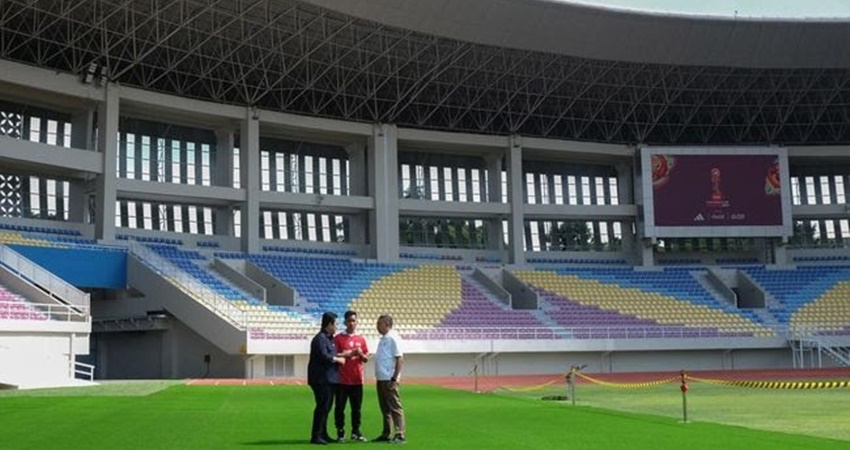 Menpora Zainudin Amali, Ketua Umum PSSI Erick Thohir, dan Wali Kota Solo Gibran Rakabuming Raka saat meninjau kesiapan Stadion Manahan Solo di Jawa Tengah. Foto: Maulana Surya/Antara Foto