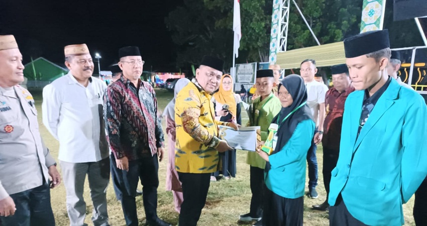 PENYERAHAN piagam penghargaan oleh Wakil Bupati Gorontalo Hendra S Hemeto pada pemenang STQH Kabupaten Gorontalo tahun 2023.