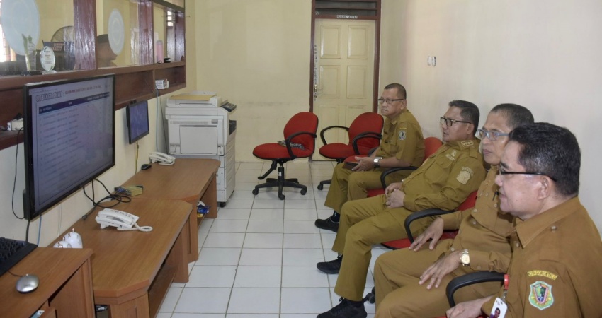 Peninjauan pelaksanaan ujian kompetensi P3K oleh Wali Kota Gorontalo, Marten Taha, Senin Senin (27/3/2023) di UPT kantor regional Badan Kepegawaian Negara (BKN) Manado yang terletak di Kelurahan Hepuhulawa, Kecamatan Limboto, Kabupaten Gorontalo. (Foto: Prokopim)