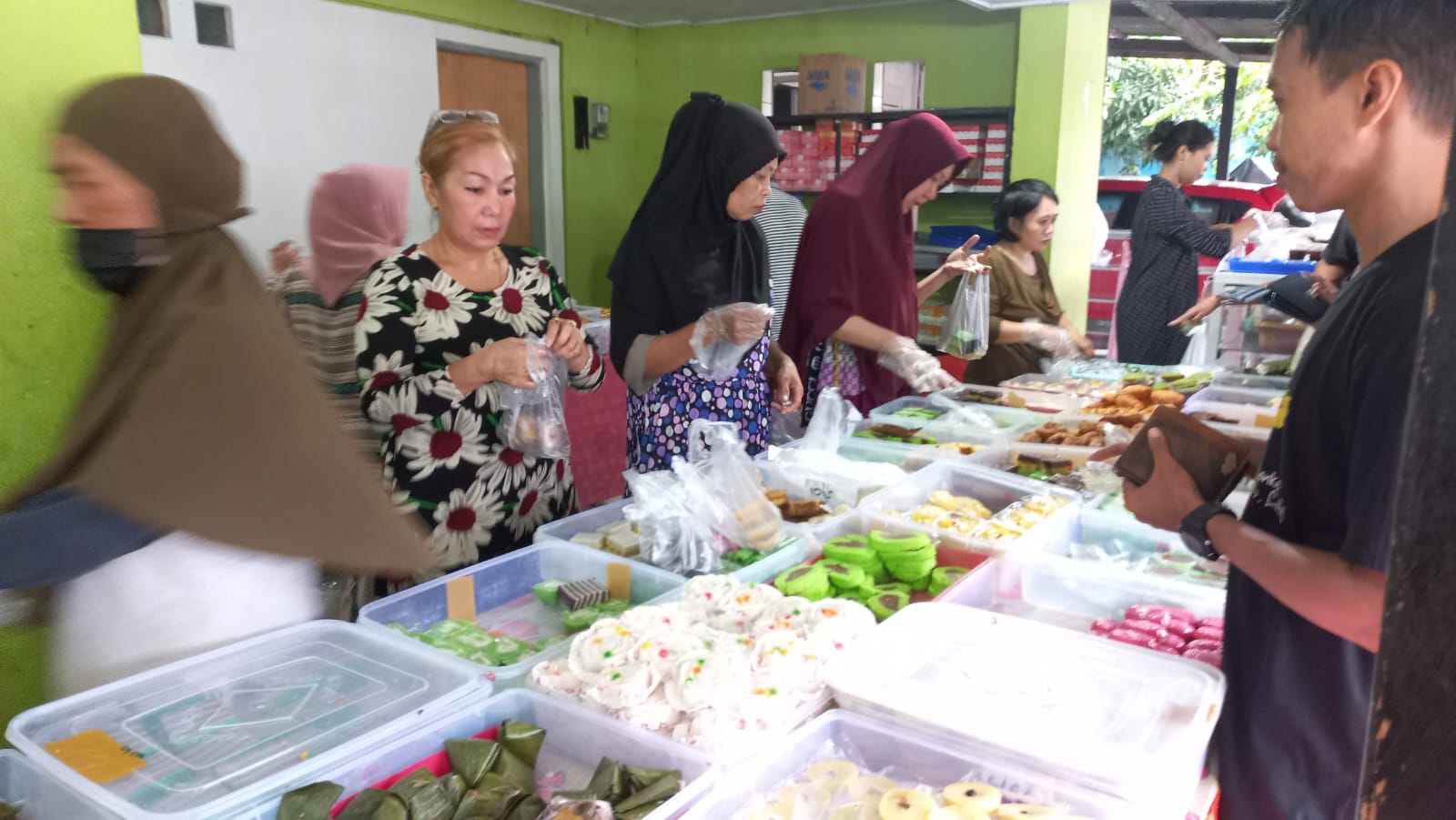 Keramaian pengunjung saat berburu takjil.