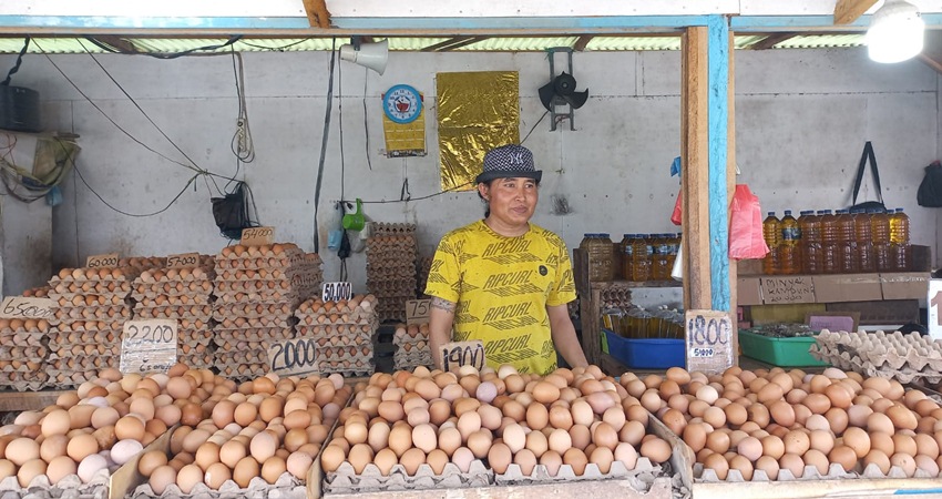 Telur yang dijual pedagang di Pasar Sentral Gorontalo. (Foto Atika)