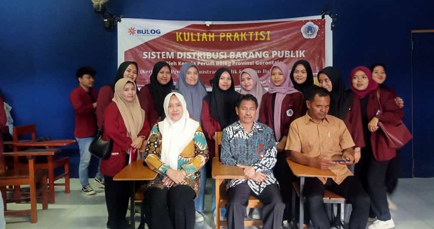 Mahasiswa Administrasi Publik bersama Kepala Bulog Provinsi Gorontalo setelah selesai kuliah praktisi, Jumat (10/3) (Foto: Istimewa)