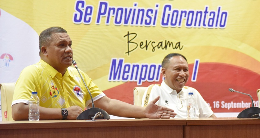 UNTUK OLAHRAGA - Menpora Zainudin Amali (kanan) bersama Rektor UNG, Dr.Ir.Eduart Wolok dalam sebuah pertemuan membahas olahraga di Provinsi Gorontalo. (foto :dok /ung)