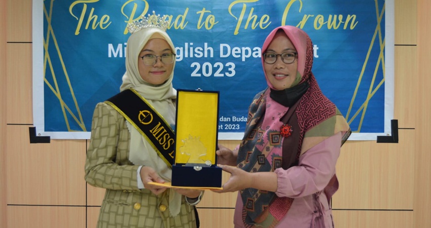 Penobatan Miss English Departement 2023 kepada Nurlin Amelia Chelsi Ngadi di Ruang Saronde pada Selasa, (14/3) (Foto : Sriwahyuni Pontoh)