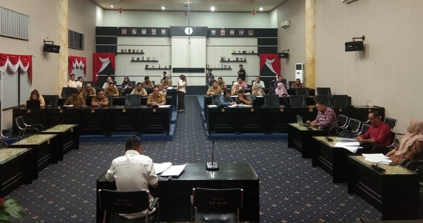 FOTOA:BAHAS. Suasana pembahasan pansus disabilitas yang melibatkan linta sektor dan dipimpin langsung oleh Ketua pansus Ali Polapa.