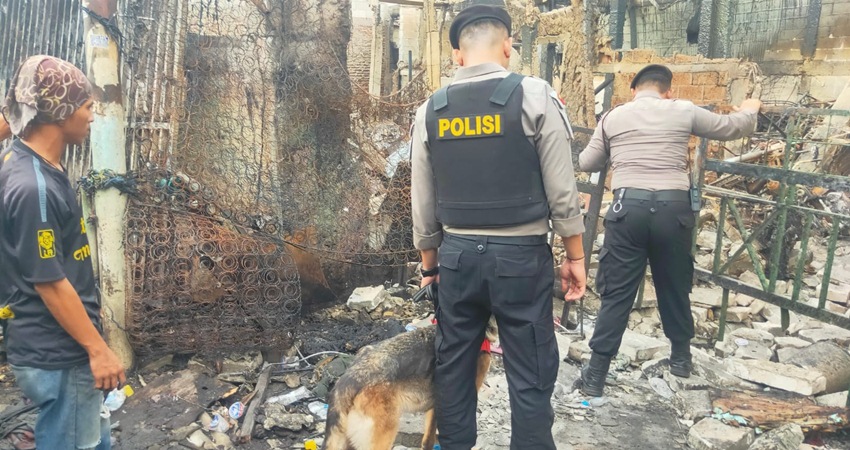 Anjing Pelacak Tim Samapta Polda Metro Jaya Mencari Korban Kebakaran Depo Pertamina Plumpang-Rafi Adhi Pratama-