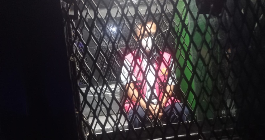 Dua bos BUMD Global Gorontalo Gemilang, SK dan AP, dikirim ke penjara, setelah ditetapkan sebagai tersangka dugaan korupsi penyertaan modal BUMD, Senin (6/3) malam. (foto : deice / gorontalo post)