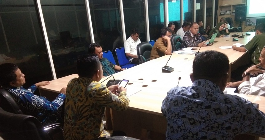Suasana pembahasan ranperd Bumdes yang dilaksanakan di ruang Dulohupa, kemarin.