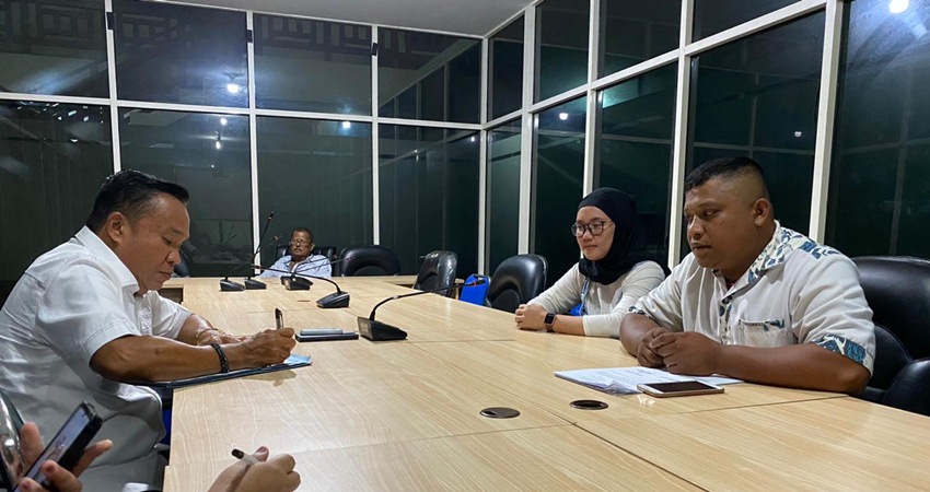 Ketua Komisi ll Ali Polapa menerima eks peserta seleksi TKSK di ruang Dulohupa.