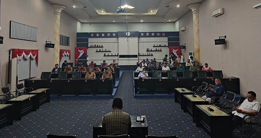 Suasana RDP yang dipimpin langsung oleh Ketua DPRD Syam T Ase tanpa dihadiri oleh manajemen PG Tolanggohula.(F:Deice/Gorontalo Post)