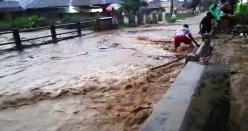Wulayah Kabupaten Gorontalo, kembali dilanda banjir bandang, Ahad (26/3). Banjir merendam ratusan rumah warga. (foto : istimewa)