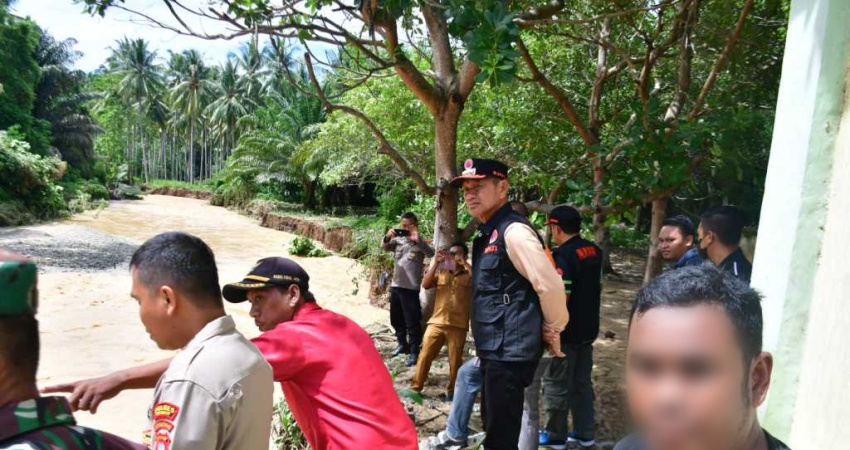 Bupati Pohuwato, Saipul A. Mbuinga, memantau sejumlah titik yang diterjang banjir di wilayah Popayato Grup, Senin (27/3) kemarin. (foto: Iwan Karim/Prokopim)