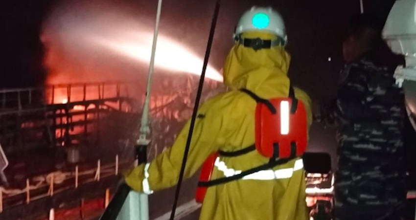 Tim SAR TNI AL, Lanal Mataram melaksanakan pencarian dan pertolongan bersama tim kesehatan terhadap insiden kebakaran kapal pengangkut BBM, yaitu kapal tanker MT Kristin (GT 3338) di perairan Ampenan Mataram, Lombok, Nusa Tenggara Barat, Minggu (26/3/2023). Foto: Dispenal