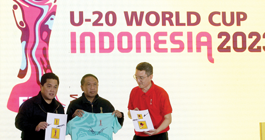 Zainudin Amali bersama Ketum PSSI, Erick Thohir, saat peluncuran produk resmi Piala Dunia U-20.