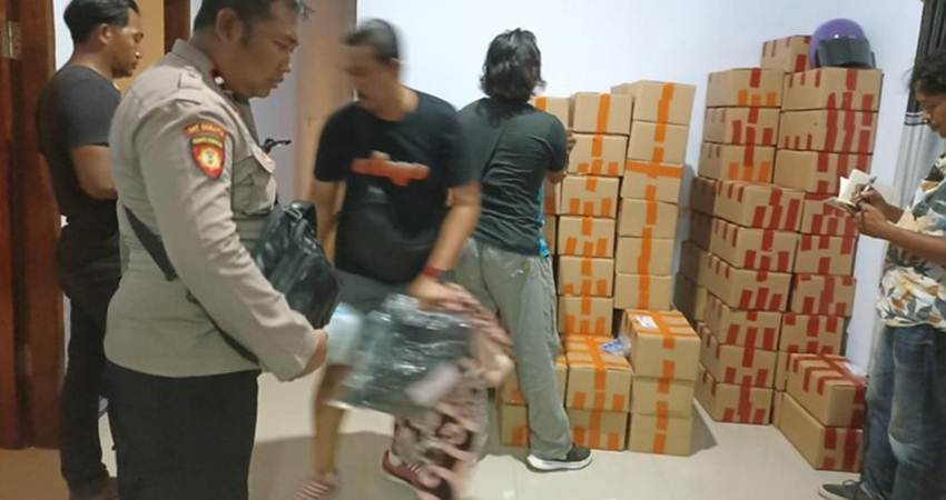 Foto: Bule Belanda timbun miras diamankan di Kuta Mandalika. Foto: istimewa