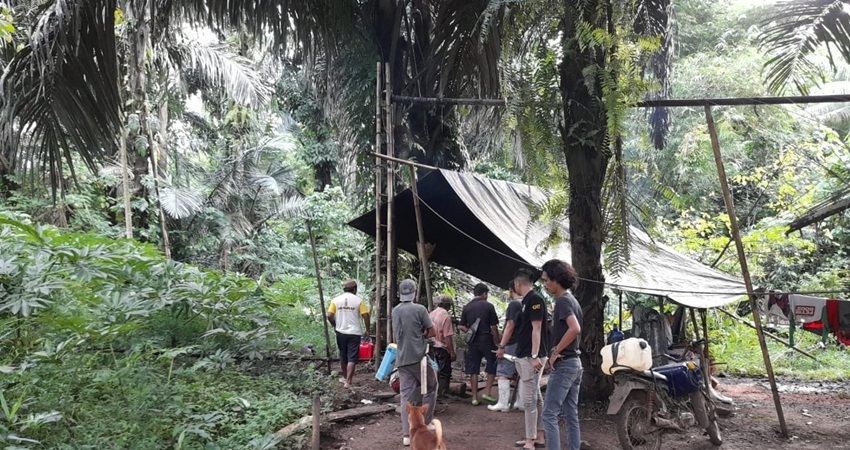 Sejumlah petugas Sat Res Narkoba Polres Gorontalo Utara saat menggerebek sarang atau tempat pengolahan cap tikus, Selasa (14/3/2023).