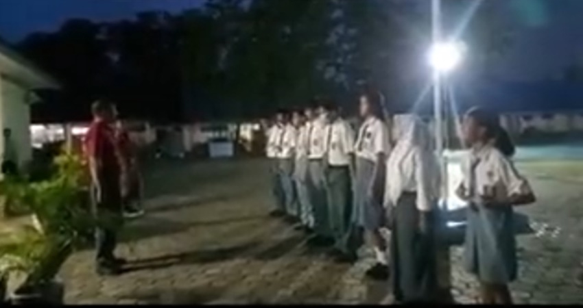 Tangkapan layar akun Twitter @NyaiiBubu yang mengunggah kondisi saat siswa SMA di NTT diminta masuk jam 5 pagi