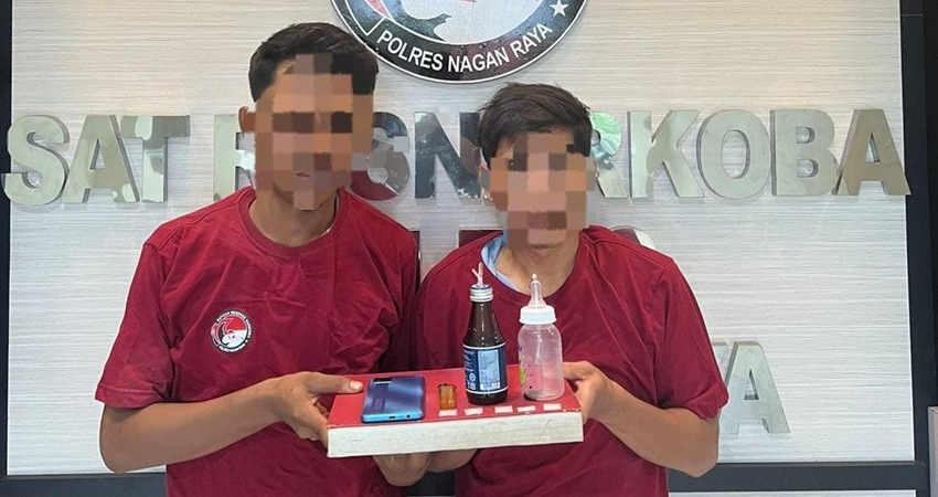 Polisi memperlihatkan dua orang mahasiswa terduga pengedar narkotika jenis sabu saat diamankan di Satuan Narkoba Polres Nagan Raya, Provinsi Aceh, Ahad (5/3/2023). (ANTARA/HO)