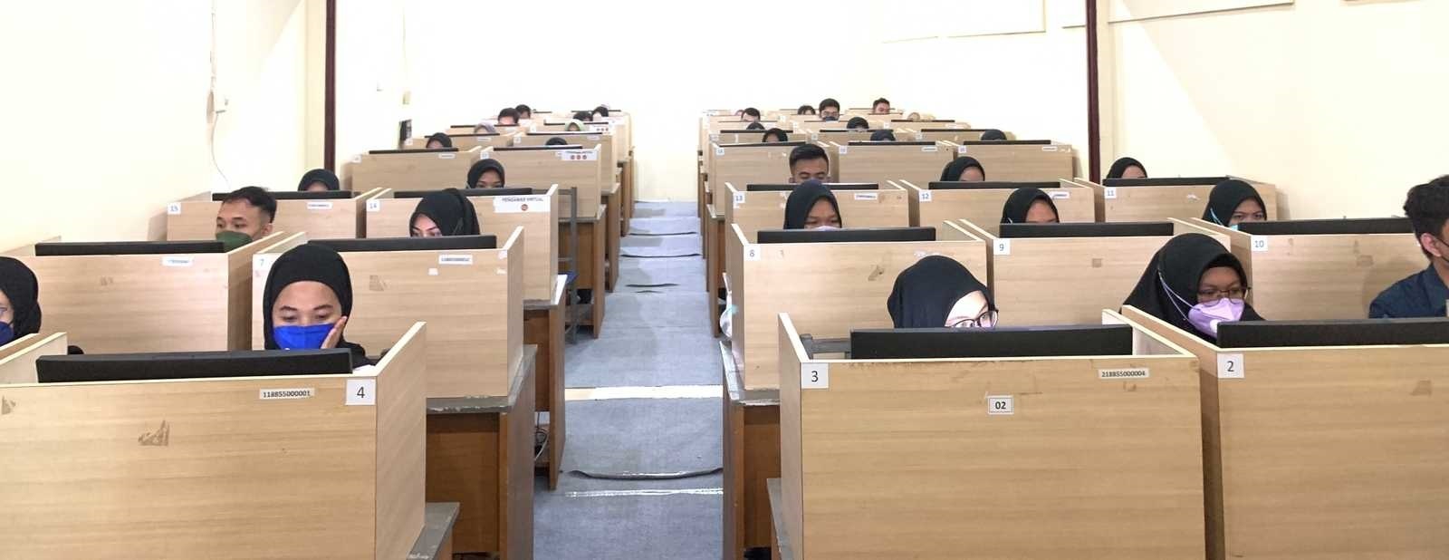 Pelaksanaan uji kopetensi farmasi UNG. (foto : dok/ung)