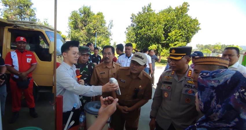 Penggunaan QR Code dalam pembelian solar di SPBU 74.961.05 Tinaloga, Kota Gorontalo yang disaksikan langsung aparat pemerintah, kepolisian, TNI, Hiswana Migas Gorontalo, dan Organda Provinsi Gorontalo, Selasa (14/3). (Foto: Roy/Gorontalo Post).