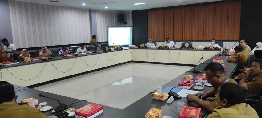 Rapat Komisi C DPRD Kota Gorontalo bersama pihak DLH dan Dishub selaku mitra komisi C. (Foto: Roy/Gorontalo Post).